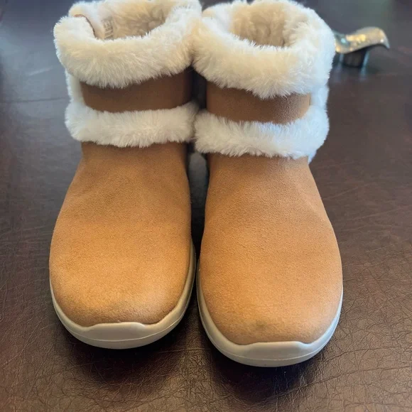 Skechers Tan and White Winter Boots with Fleece Accents - Picture 3 of 11